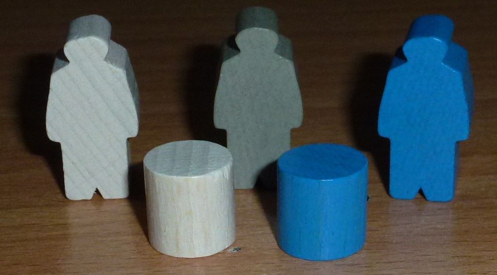 Targi - Player figures with the robber in the middle - Credit: kocos