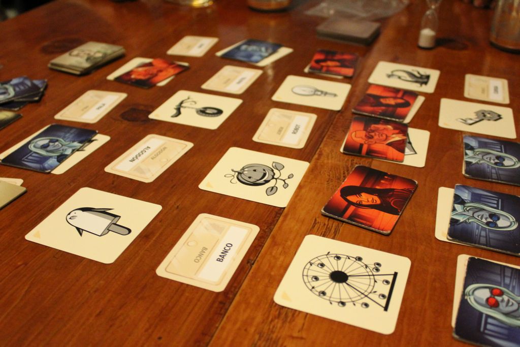 Codenames: Pictures - Mixing words with pictures. - Credit: aldoojeda
