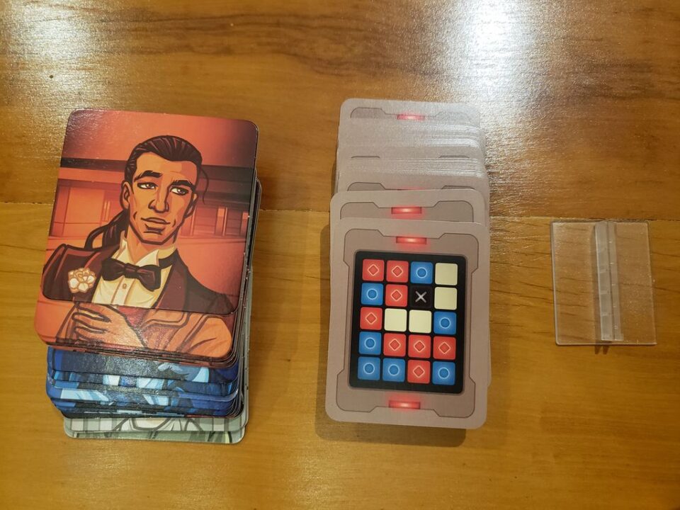 Codenames: Pictures - Codenames: Images, Brazilian edition - agents and code cards - Credit: Efoxtrot