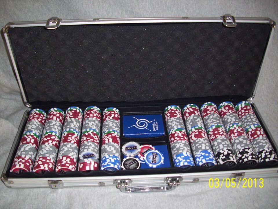 Poker - 500 chips case of Titan poker. Large digit, 11,5 grams. Can be used as token, cash or else in a lot of games. - Credit: wolftruck